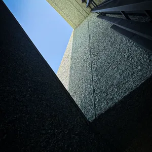 Takht-e-Tavoos Office and Commercial Building